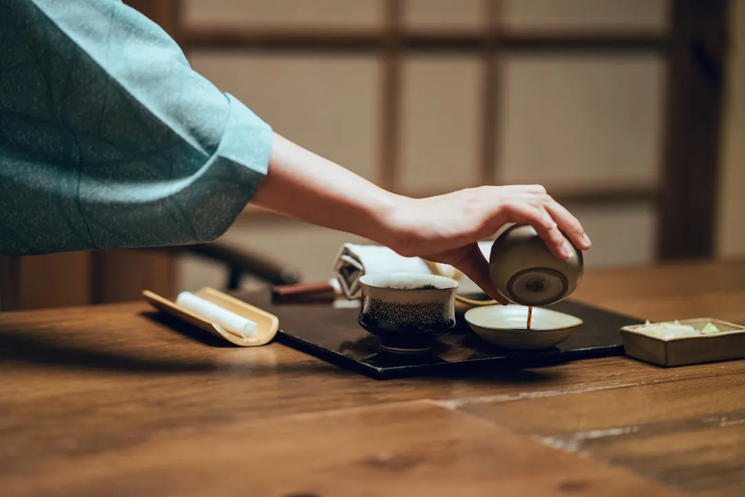 重庆广告配音行业观察:AI语音合成与传统录音棚配音的融合趋势